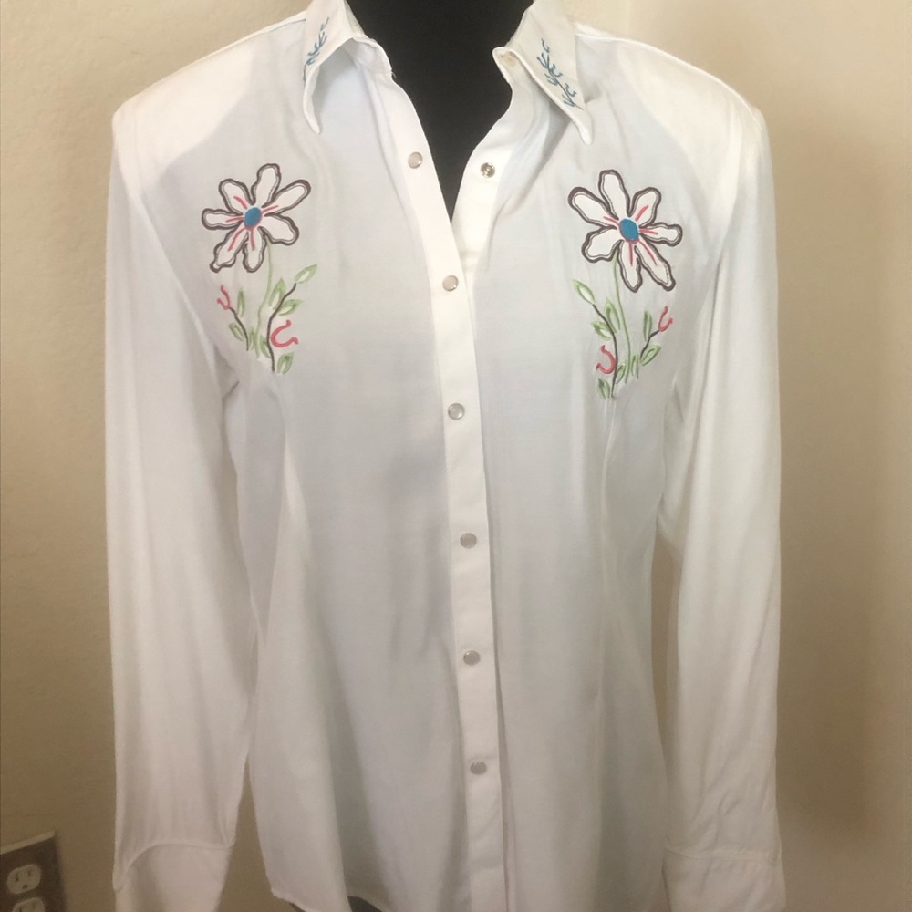 Women’s Western Desert Diva embroidered Pearl snap long sleeved shirt Medium